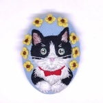 手刺繍のブローチ  見つめるはちわれ猫ちゃんと小さなお花