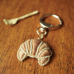 【オーダー品】刺繍とビーズのクロワッサンキーホルダー🥐