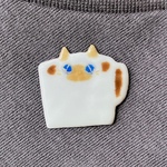 カップ猫　2匹目　シャム猫に白磁のカップ　カフェオレ　（　七宝焼　猫　シャム猫　ガラス　珈琲　小さなブローチ　）