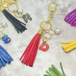 推し活に⭐︎色が選べるタッセルキーホルダー　イニシャルチャーム　バッグチャーム　カラー　ペア　お揃い　USB  友達　ライブ　ツートン　スマホストラップ　キラキラ　パール　レジン　スエード　スマホ　星