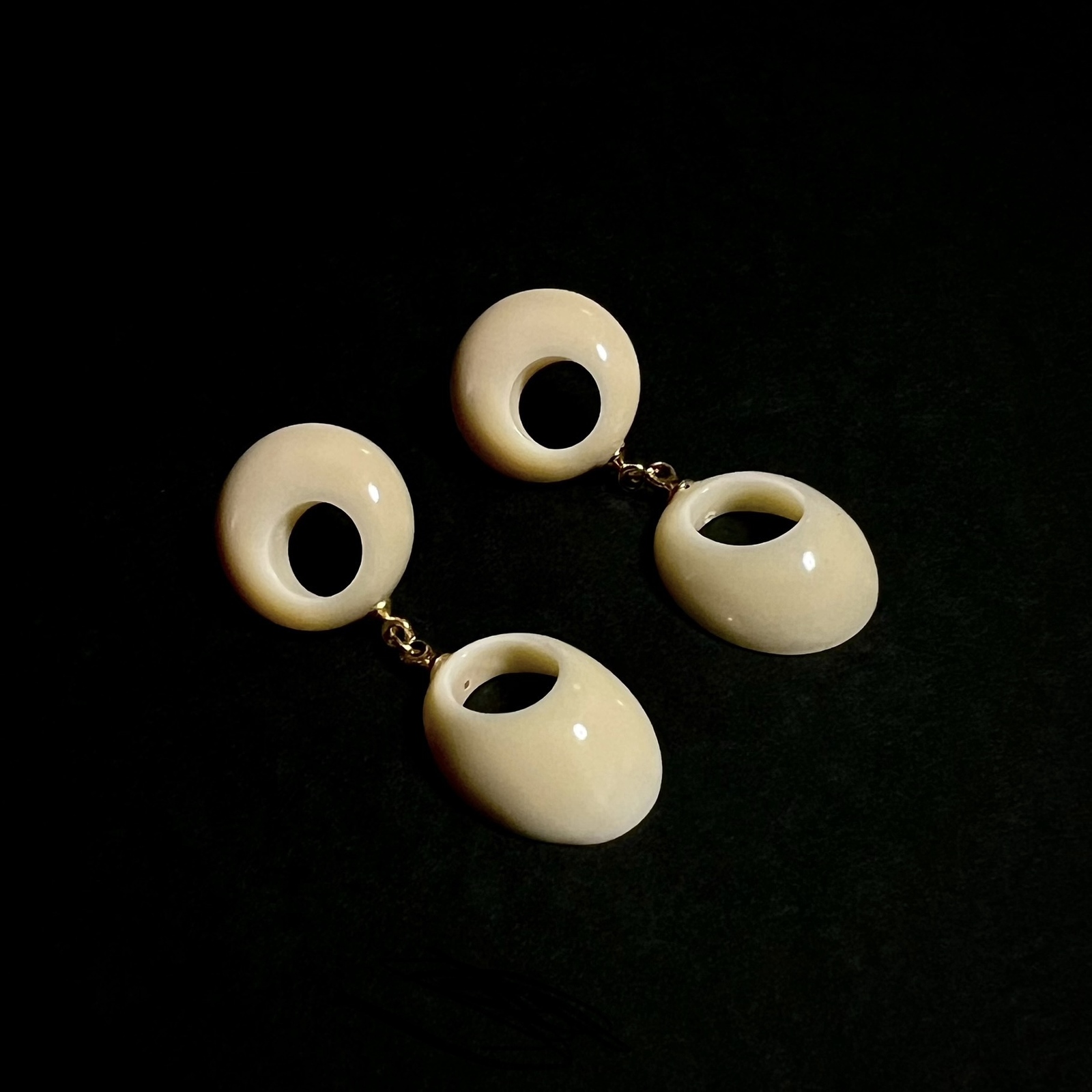 【vintage】鯨歯　ブローチと素材まとめ売り　ハンドメイドに！ vintage】鯨歯 ブローチと素材まとめ売り ハンドメイドに