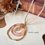 ぷっくりピンクリング×ツイストゴールド×マーキスビジュー のスエードロングペンダント