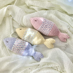 ベビーに優しいコットン100%   夢みるお魚 あみぐるみラトル　/出産祝い　ギフト
