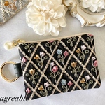 🥀《new》インド刺繍　インド刺繍ポーチ　インド刺繍リボン　刺繍ポーチ　花柄刺繍ポーチ　コスメポーチ　ギフト　フェイクレザー　ブラック　パールチャーム付き