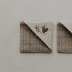 【童話しおり/まっかな木の実 1ページ】動物刺繍入りブックマーク