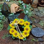 ミニチュアの花「ミニひまわりのリース」