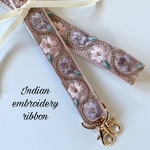 ♥NEW♥ふんわりカラーのショルダーストラップ　インド刺繍りぼん　携帯ストラップ　スマホストラップ　パープル　旅行　プレゼント　ギフト　刺繍　