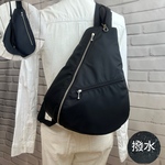 背面ファスナーポケット付き　雨の日も安心　撥水　軽量　しずく型　ワンショルダーバック　ボディーバック　長さ調節可能　黒