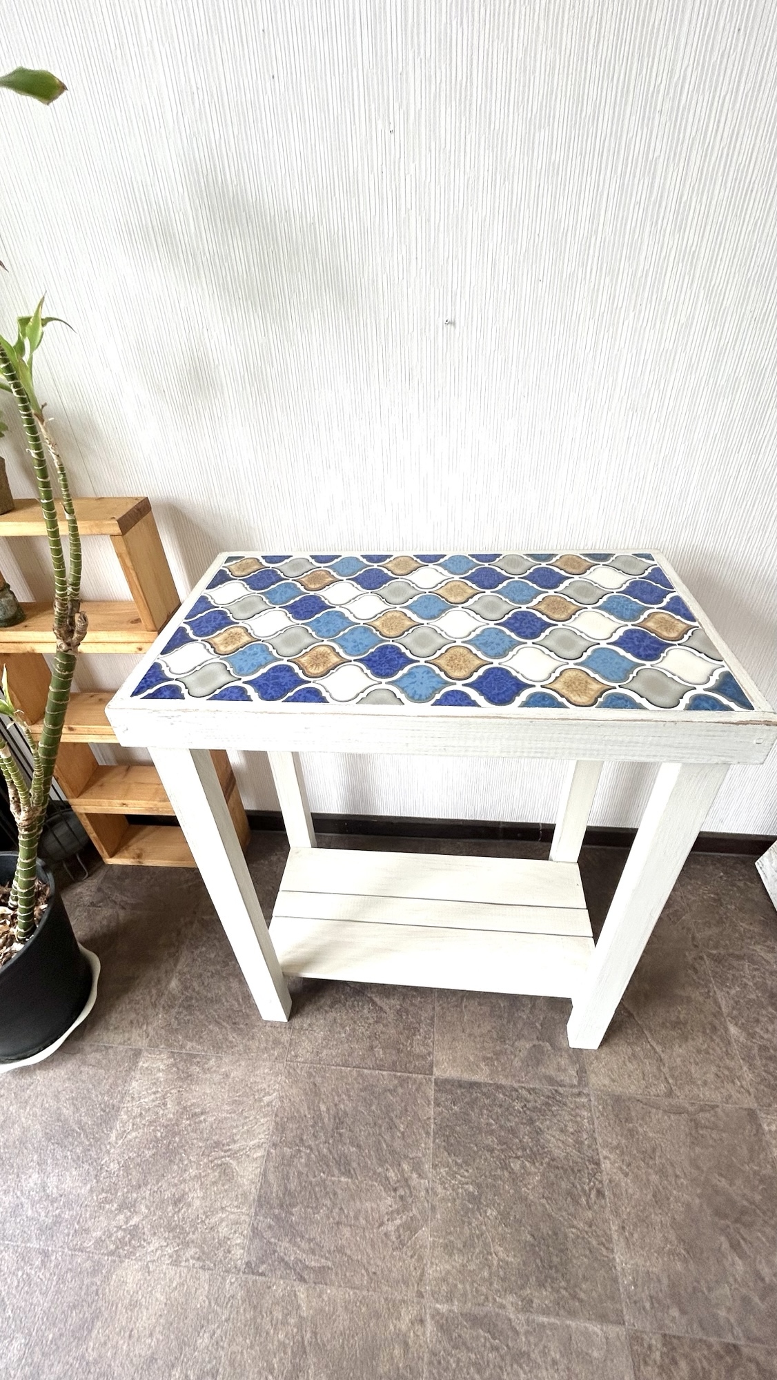 レトロなかわいさが魅力のランタンタイルコンソールテーブル　ブルー系　棚付き レトロなかわいさが魅力のランタンタイル コンソールテーブル ブルー系