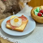 目玉焼きベーコン トースト １個 お皿抜 ミニチュアパン ミニチュアスイーツ フェイクスイーツ フェイクパン 食品サンプル ドールハウス デコパーツ ミニチュアフード ぬいぐるみ 