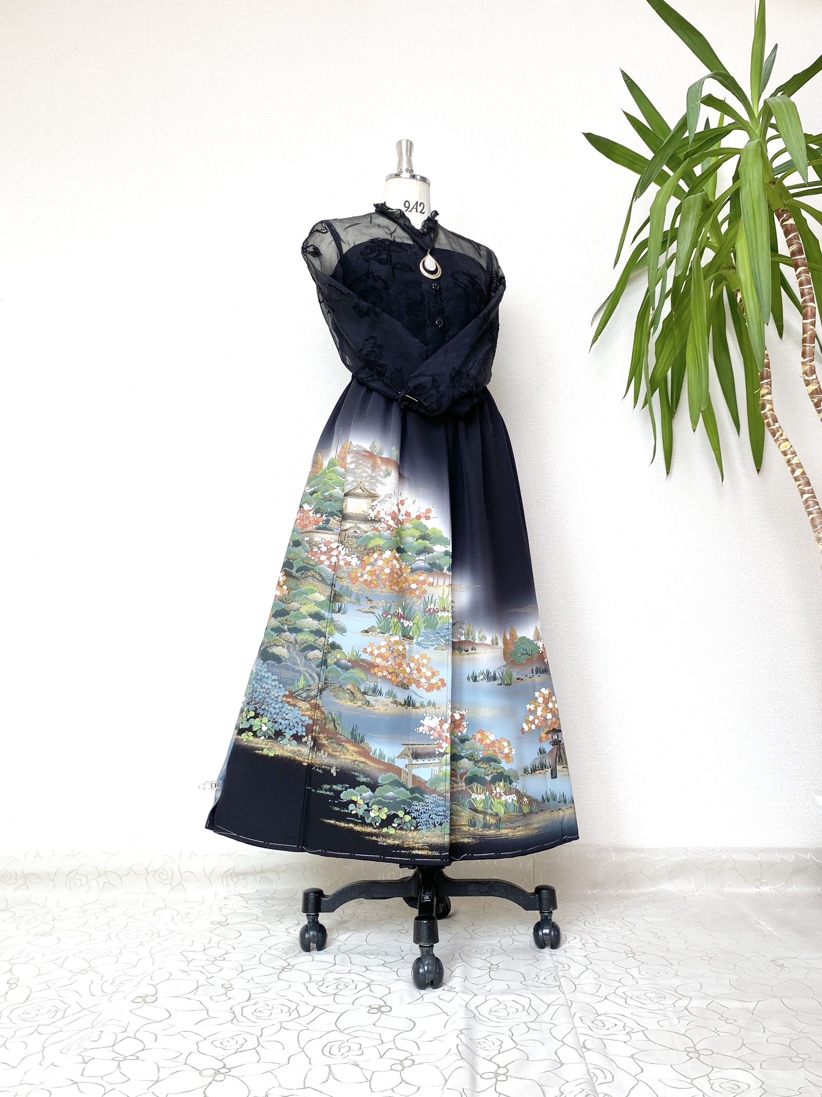 正絹 振袖MIX 花刺繍黒絞り 着物リメイクスカート 見事な 正絹 振袖MIX 花刺繍黒絞り 着物リメイクスカート