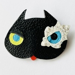 レザー 本革 オッドアイのベロ出し黒猫ブローチ 猫 ネコ ねこ パール スワロ 刺繍 リボン ピスタチオ ブルー クロコ レッド ヌメ革 しぼ アニマル 動物 幼稚園 絵本 子ども アート 絵画 黒