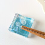 クラゲの箸置き　はしおき　箸置き　クラゲ　ブルー　青　海　波　プレゼント　プチ贅沢　誕生日　お祝い　レジン　清涼感　透明感　食卓　彩り　おうちごはん　癒し　お家ごはん　おもてなし　特別感　