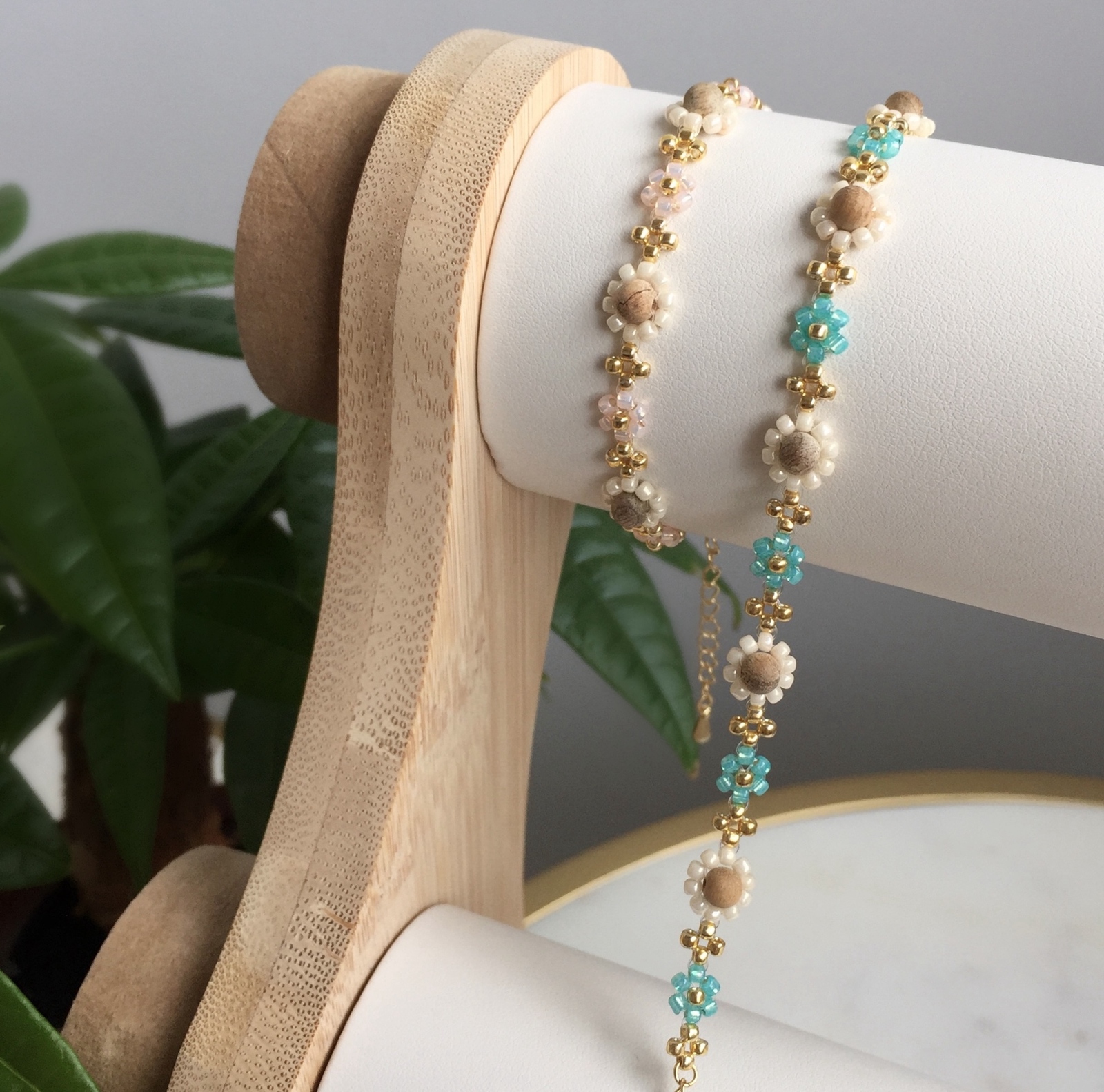 再入荷✧︎ガラスビーズのお花ブレスレット - Beaded Dreams