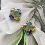 天然石ペリドット 四葉モチーフピアス 紺色ドライフラワー 送料無料 金アレ対応