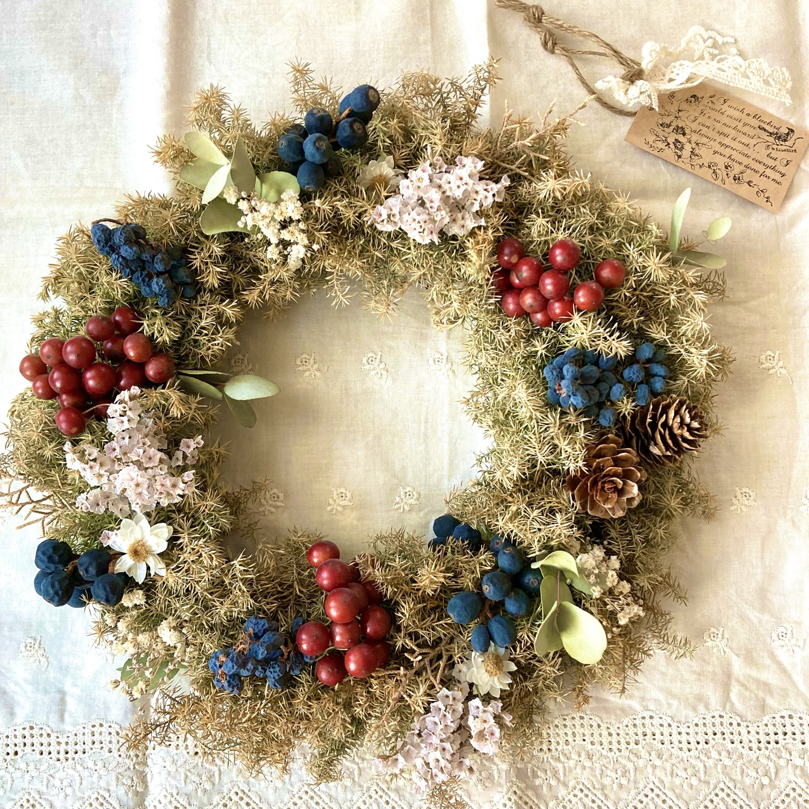 タンポポアナベル茎付き５本セットと秋色紫陽花とクリスマスローズのスワッグ イノセント＞紫陽花アナベル・ユーカリ・エバーラスティングの