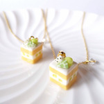 メロンショートケーキのネックレス（ゴールド）