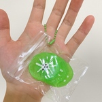 フルーツグミ風キウイ🥝　スクイーズ　ぷにぷに　ストレス解消　もちもち　デコ　キーホルダー　手作りチャーム