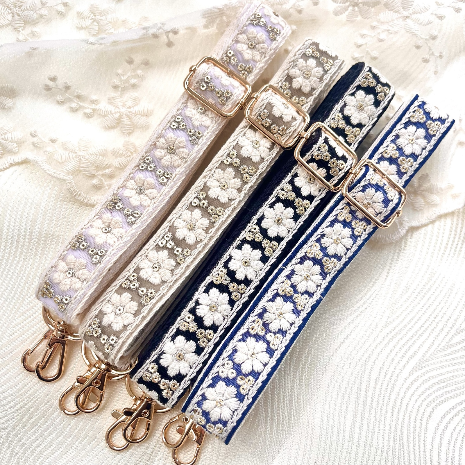 れ*ゃ様 リトルサンダーのチャーム付き♡スマホショルダ♡インド刺繍＆コヤンイサム インド刺繍リボン スマホショルダー ショルダーストラップ