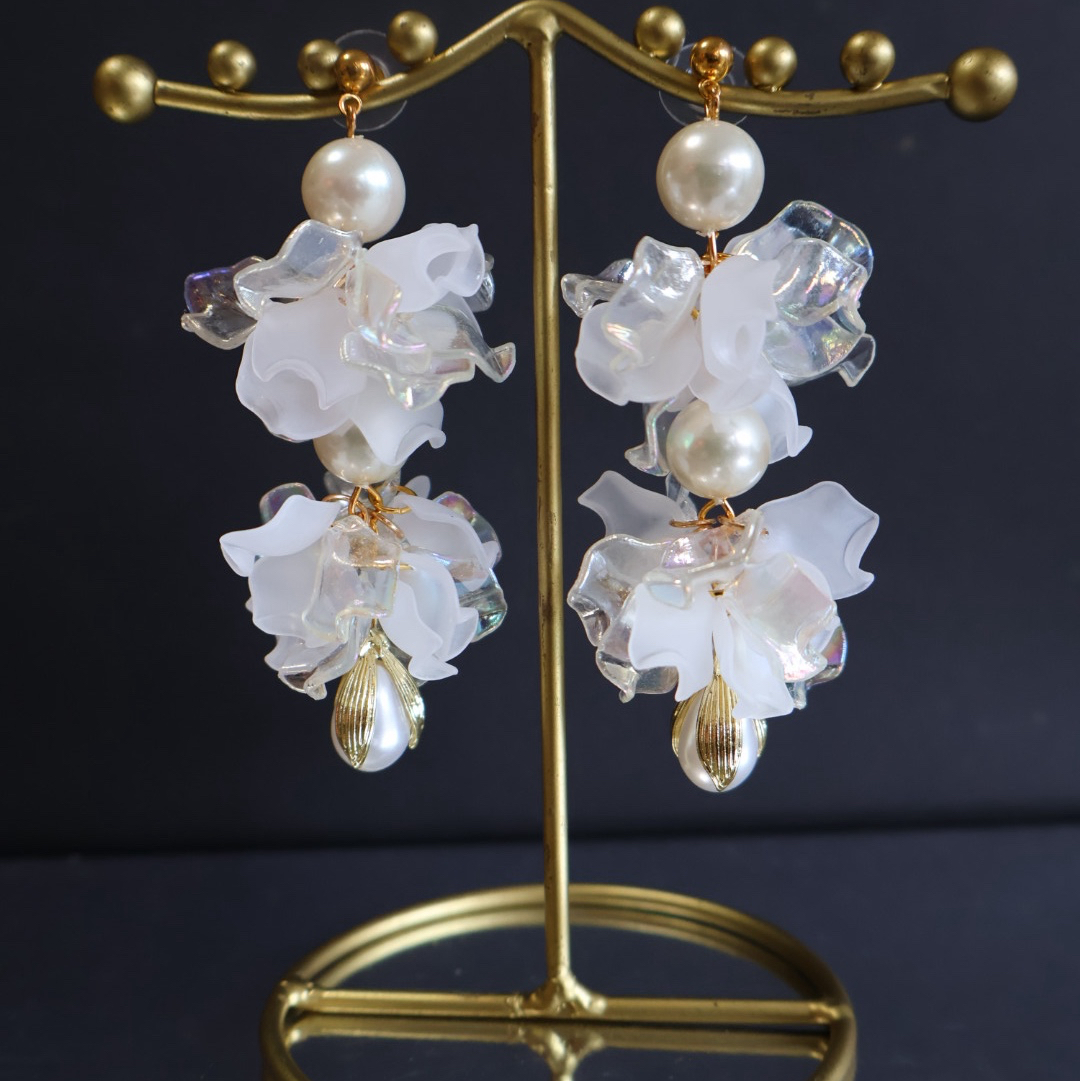 華奢で小さなガラスドーム💕小粒フラワーとキラキラチャームの可愛い