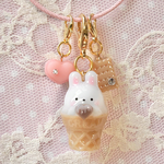 ウサちゃん🐻　可愛い　かわいい　フェイクスイーツ　ミニチュアフード　フープワイヤー ストラップ チャーム　キーホルダー　キーリング ピンク　アイスクリーム　マカロン　ビスケット　レジン