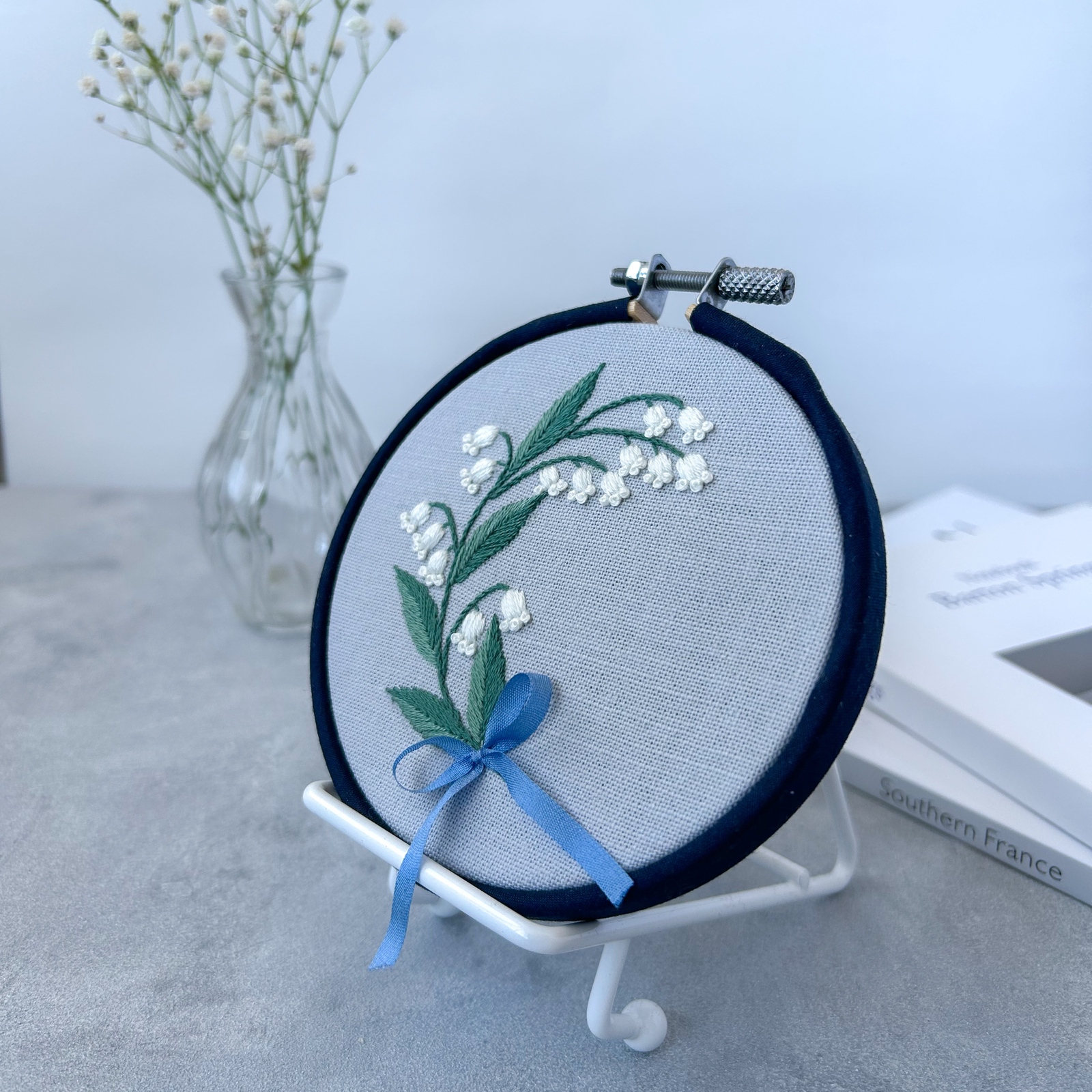特集掲載】すずらんの刺繍壁飾り 三日月ブーケ ファブリックパネル