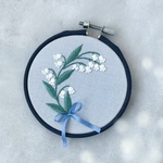 【母の日にも】すずらんの刺繍壁飾り／三日月ブーケ／北欧風インテリア　春の花