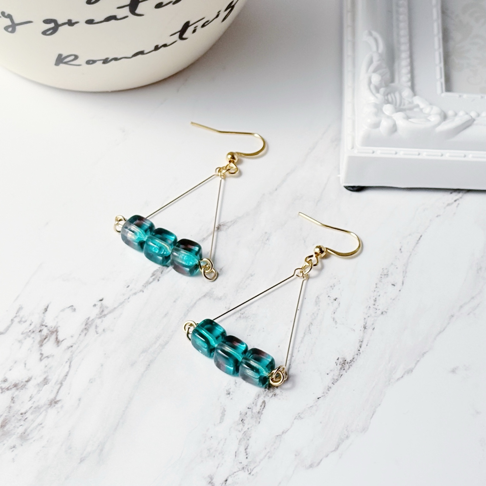 柔らかな緑 三角ピアス  イヤリング ﾋﾟｱｽ ⁄ ｲﾔﾘﾝｸﾞ Green＊M＊ｽｸｴｱ 2way選択可能 レジン 緑 グリーン