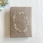 【完成品】刺繍のブックカバー チューリップのリース　A6文庫本用
