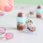 チョコミントフラッペとサクサクチョコパイとチョコクリームのミニチュアフェイクスイーツのチャーム 