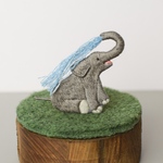 水浴びゾウさんの手刺繍ブローチ