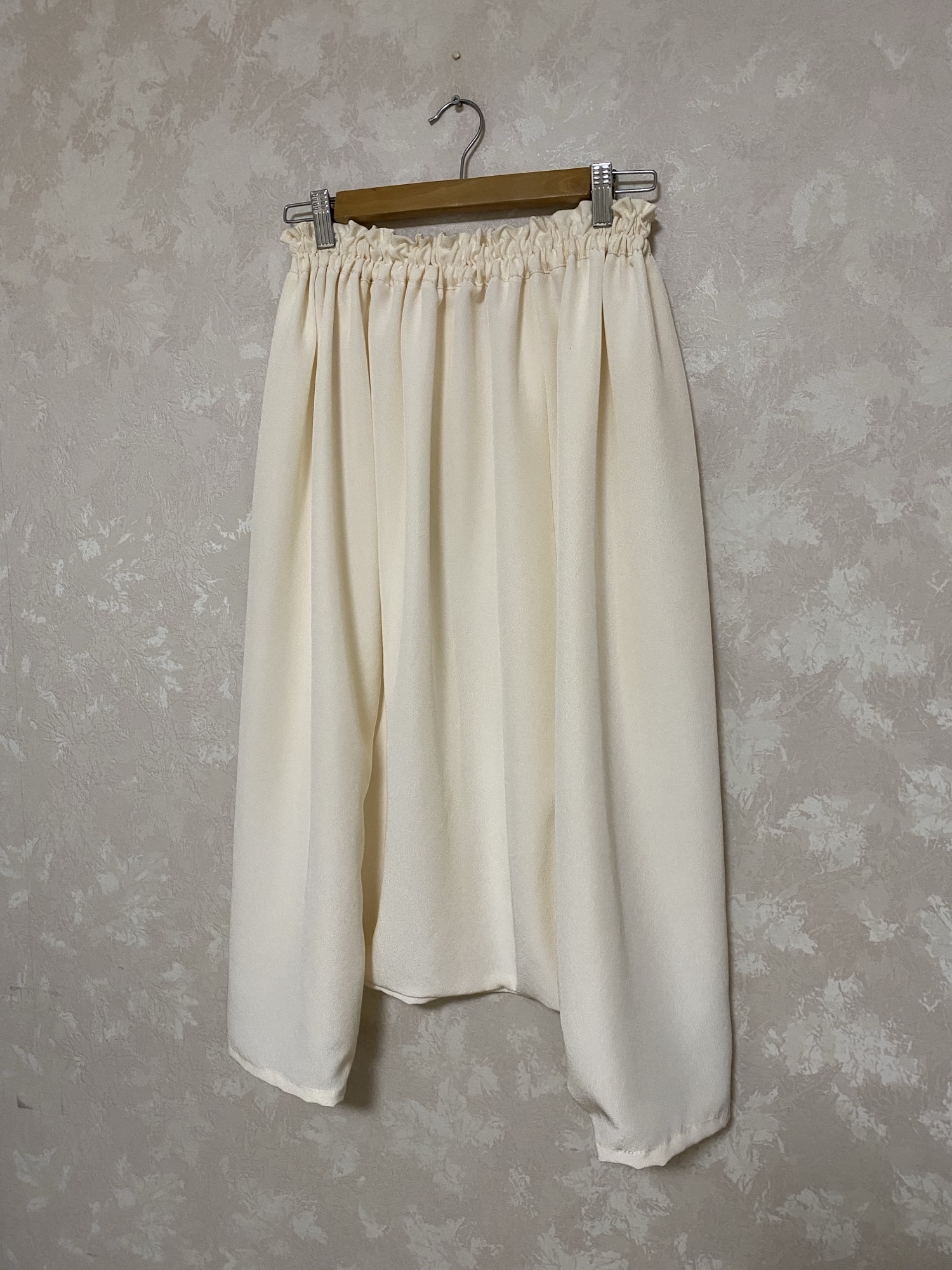 390.ちりめんのパンツ、オフホワイト　濱優ちりめん　落ち感　上品　サルエルパンツ　七分丈