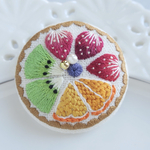 ｟再販｠【ミニフルーツタルト】刺繍 ブローチ 38mm