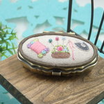 花刺繍のソーイングセット　(ピンクの糸、ピンクッション、にぎりばさみ