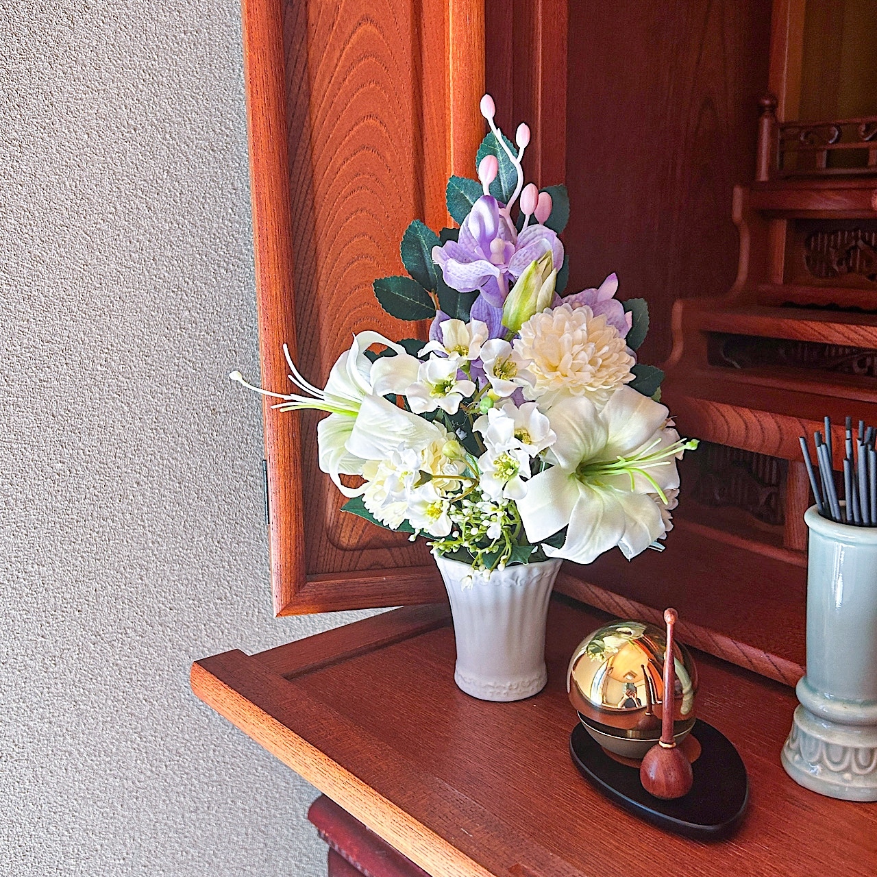 御供え花　仏花　法事　白百合アレンジ　造花 紫苑トール白百合】特大 仏花[法事]63cm紫苑トールの豪華