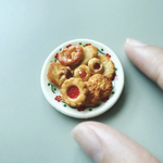 ミニチュアフード いろいろクッキーもりあわせ (う)/ 赤い花の皿