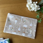 【カード仕切り付き】ぺたんこポーチ　ラミネート　ラミネートポーチ　通帳ポーチ　お薬手帳ポーチ　アヒル柄　ベージュ