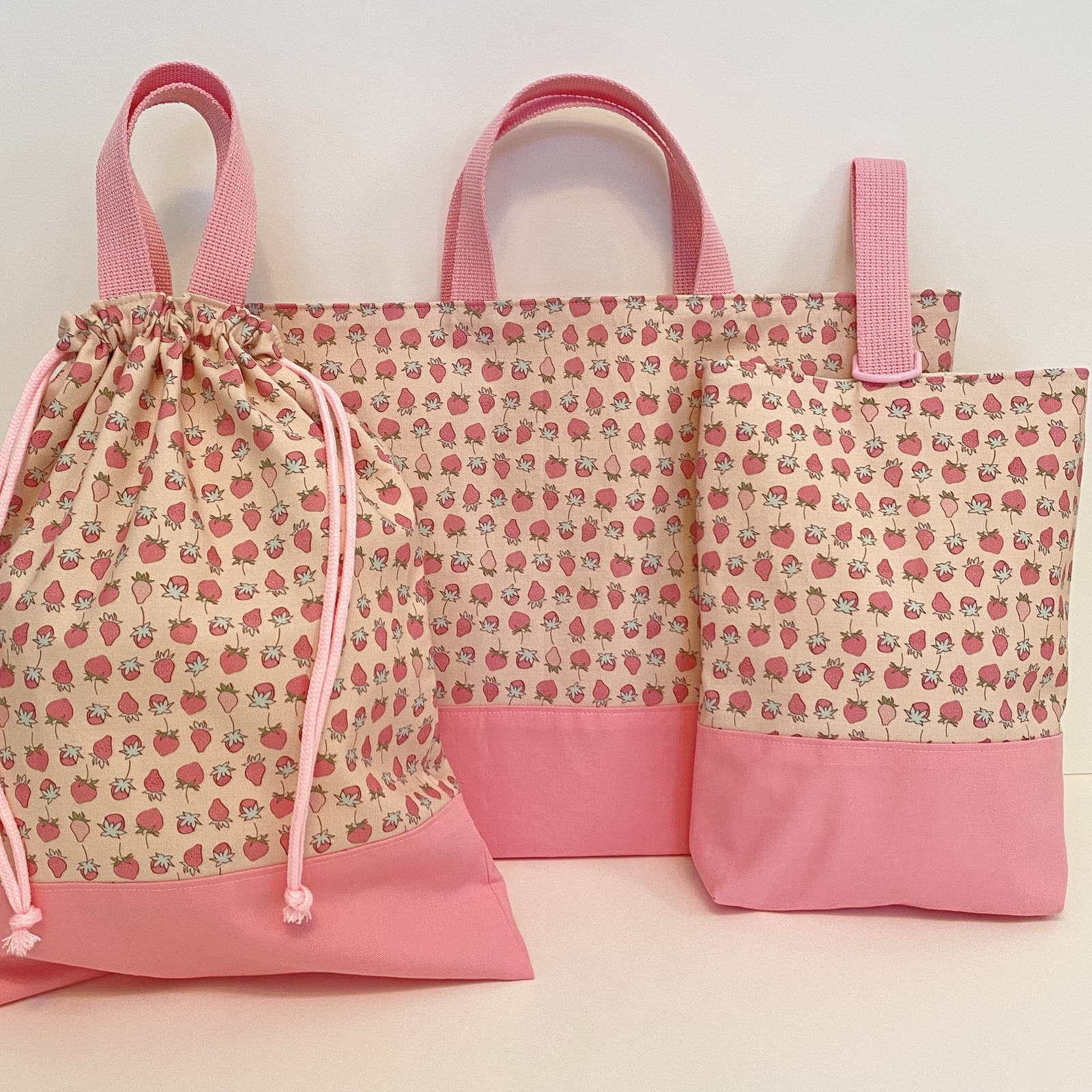 ハンドメイド 入園入学6点セット レッスンバッグセット いちご柄 ピンク系 入園入学グッズ | レッスンバッグ 【 いちご柄 】 幼稚園 保育園
