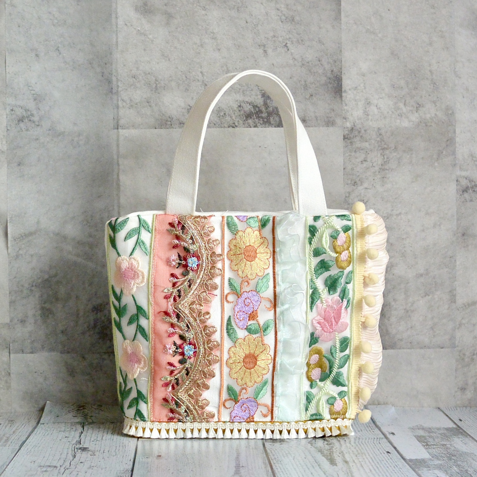 honami　インド刺繍トートバッグホワイト　ハンドメイド 白いお花が輝く インド刺繍リボン トートバッグ トートバッグ