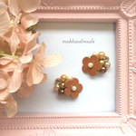 レザーのまあるいお花とパールのピアス