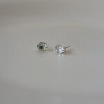 天然石　グリーンアメジスト（プラシオライト）のオーバルカットピアス　8×6mm