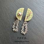 半円チェック柄ファルファーレイヤリング　ピアス　ミルク色　黄色　イエロー　水色　派手　カラフル　個性的　リボン