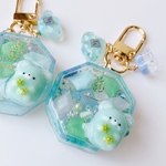 【琥珀糖𝙵𝚕𝚘𝚠𝚎𝚛 × 𝙵𝚕𝚘𝚠𝚎𝚛ハムちゃん×ハーブシャワーグリーン】ハンドメイド　レジン　シャカシャカキーホルダー　シェイカー　雲型チャーム