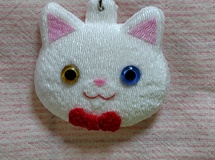 ちりめん細工キーホルダー
《オッド・アイ》