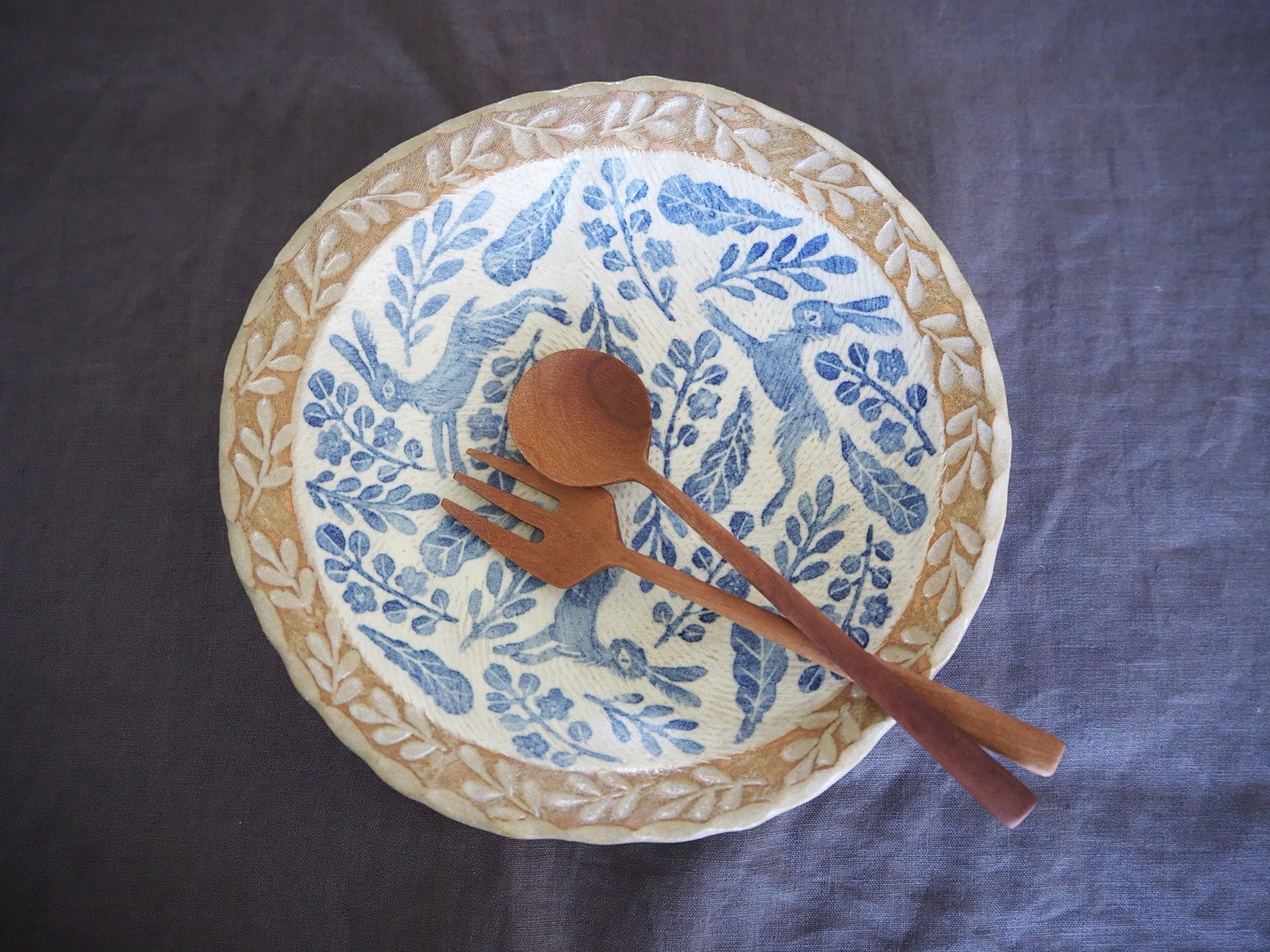 染め付けうさぎリム鉢　『野あそび』