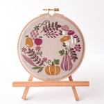 実りの秋　ライトブラウン　刺繍ファブリックパネル　直径16cm /植物　秋　インテリア 壁飾り アートボード