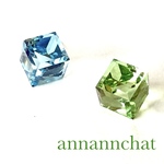 【オーストリア製 swarovski 　2色　アクアマリンCAL ・ペリドット　大粒　 斜めキューブ　ピアス】