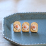 （ブローチ）ぷるぷる半熟目玉焼きトースト　　ミニチュアパン
