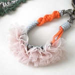 パラコード　ハンドストラップ　ストラップ　キーホルダー　ハンドメイド　フリル付き　レース　チュール　オーガンジー　ハンディファン