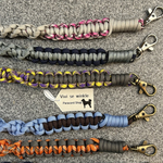 バイカラー　スマホハンドストラップ　パラコード　おしゃれスマホストラップ　カラフル　手編みストラップ　アウトドア　